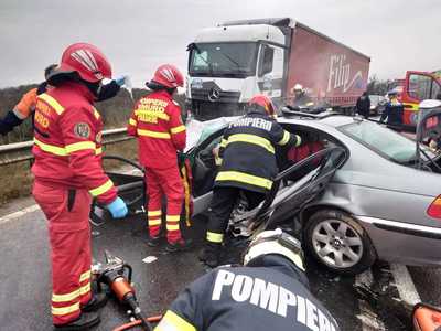 Caraş-Severin: O femeie a murit şi un bărbat a fost rănit după ce autoturismul în care se aflau a ajuns pe contrasens şi s-a izbit de un TIR