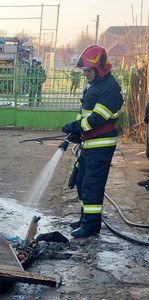 Bihor: Doi bărbaţi au fost răniţi în urma unui incendiu izbucnit după ce au încercat să aprindă focul în sobă cu benzină