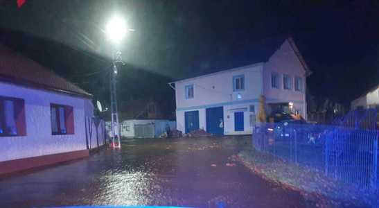 Caraş-Severin: Inundaţie în localitatea Văliug, după o avarie la o conductă de aducţiune / Pompierii au intervenit cu 4 motopompe 