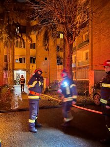 Incendiu într-un apartament dintr-un bloc din Târgu Mureş/ Peste 30 de locatari au ieşit din clădire - FOTO