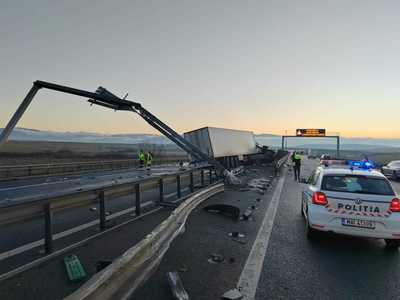 Sibiu: Înregistrarea video a accidentului de pe autostradă arată că autocamionul a avut o problemă la direcţie sau explozie la un pneu - VIDEO