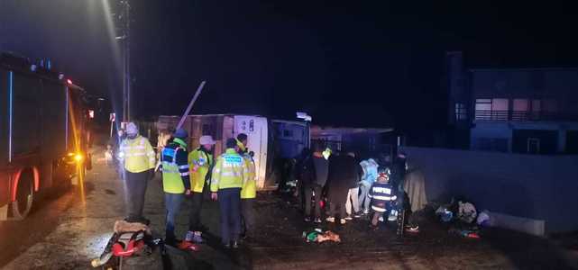 Iaşi: Un autocar cu 35 de persoane s-a răsturnat, la Paşcani/ 25 de persoane, transportate la spital - FOTO