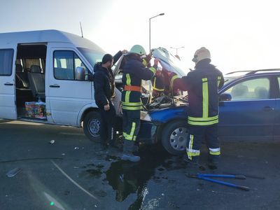 Arad: 13 persoane, implicate într-un accident rutier cu un autoturism şi un microbuz/ Cinci persoane, printre care doi copii, duse de urgenţă la spital