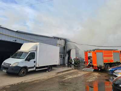 Incendiu la o hală, în localitatea Pantelimon, lângă Capitală / Suprafaţa afectată este de aproximativ 1.000 mp, nu s-au înregistrat victime - VIDEO