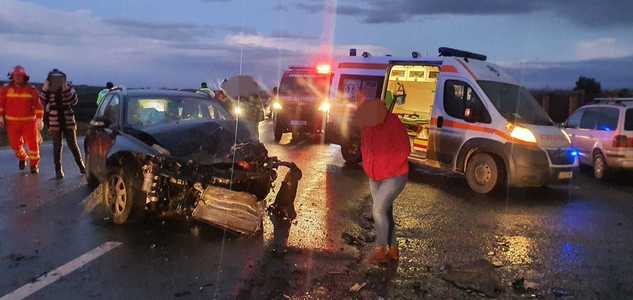 Suceava: Accident rutier pe DN17 între "Zidul Morţii" şi localitatea Stroieşti /  5 adulţi şi 2 minori au fost transportaţi la spital
