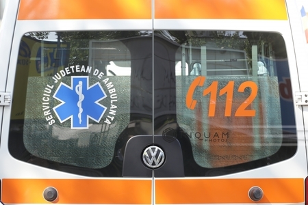 Ambulanţă în misiune, lovită de un şofer băut, într-o intersecţie din Galaţi/ După impact, autospeciala a fost proiectată într-o staţie de tramvai