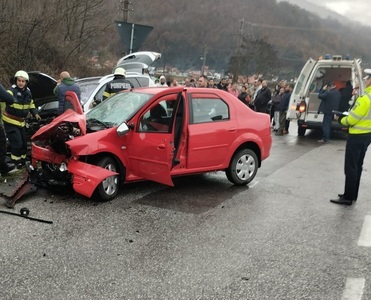 Hunedoara: Un şofer a murit, iar alte două persoane au fost rănite în urma unui accident rutier/ A intervenit descarcerarea - FOTO
