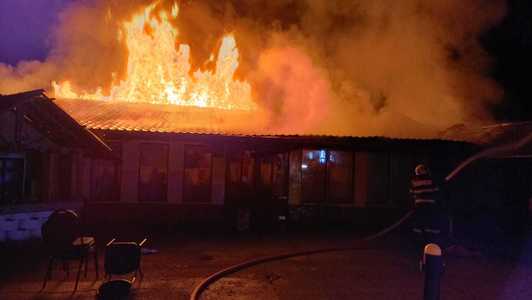 Incendiu violent la acoperişul unui restaurant din judeţul Braşov/ Pompierii au intervenit timp de trei ore pentru a stinge flăcările - FOTO