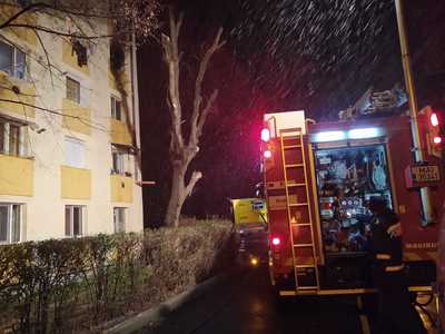 Hunedoara: O femeie imobilizată la pat a murit în urma unui incendiu izbucnit la etajul al treilea al unui cămin de nefamilişti - FOTO / VIDEO
