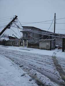 Alba - Stâlpi de electricitate dislocaţi şi circulaţie îngreunată din cauza ninsorii în mai multe zone din judeţ

