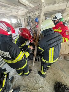 UPDATE - Arad: Intervenţie a pompierilor pentru salvarea unei persoane care a căzut într-un siloz cu cereale/ Victima este conştientă, fiind scoasă de echipajele de salvatori - FOTO, VIDEO