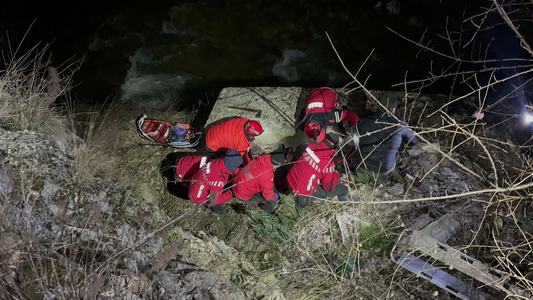 Gorj: Persoana dispărută în zona Cheilor Sohodolului, găsită şi salvată după o operaţiune dificilă / Victima, căzută de la peste 8 metri înălţime, era blocată într-un spaţiu îngust, fiind inconştientă