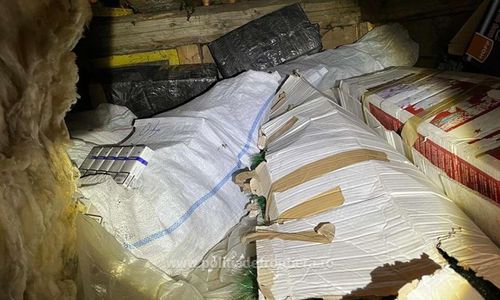 Peste 15.000 pachete cu ţigări şi sume în valută confiscate în urma unor percheziţii în Moisei şi Borşa - FOTO
