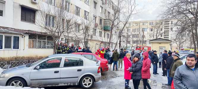Incendiu într-un apartament dintr-un bloc din Galaţi/ Cincisprezece locatari, evacuaţi/ O persoană, transportată la spital cu arsuri - FOTO, VIDEO