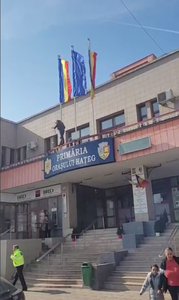 Hunedoara: Un bărbat a spart cu un topor ferestrele Primăriei Haţeg, iar la un moment dat s-a urcat pe balustradă, la etajul 1, nemulţumit că nu a primit locuinţă socială/ El a fost imobilizat - VIDEO
