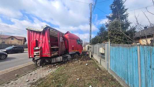 UPDATE - Iaşi: Două camioane s-au ciocnit la Leţcani, un microbuz cu 14 pasageri fiind acroşat în urma impactului / Două persoane, transportate la spital / Starea pacienţilor
