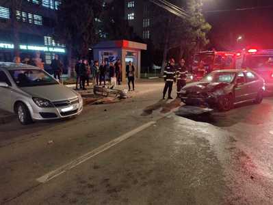 O femeie, pieton, a murit şi o alta a fost rănită după ce două autoturisme s-au ciocnit, în faţa Spitalului Judeţean de Urgenţă din Slatina/ Unul dintre şoferi era băut