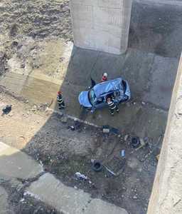 Ialomiţa: Două persoane, rănite grav după ce au căzut cu maşina de pe un pod într-un canal de irigaţii betonat - FOTO