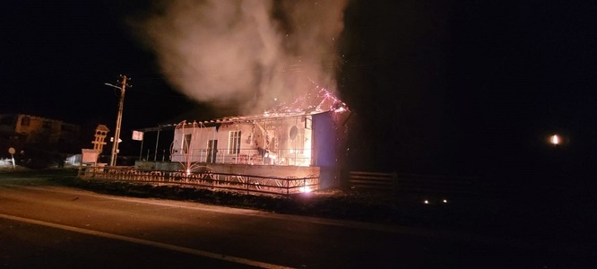 Neamţ: Magazin distrus în urma unui incendiu/ Trei butelii au explodat/ Pompierii susţin că cel mai probabil focul a fost pus intenţionat - FOTO