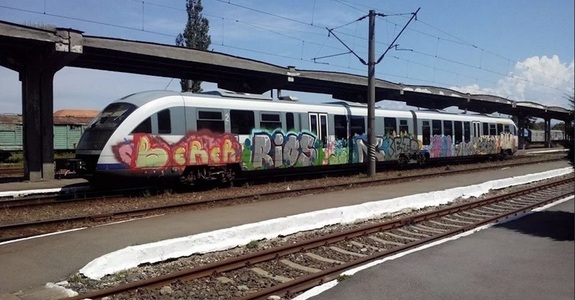 Descinderi ale poliţiştilor de la Transporturi la persoane care au făcu graffiti pe vagoanele unor trenuri / Vagoanele au fost retrase temporar din circulaţie, pentru rescrierea numerelor de identificare - FOTO
