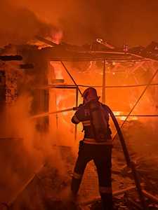 Puternic incendiu în judeţul Alba - Ard generalizat două case, cu pericol de extindere la a treia - FOTO