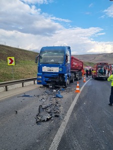 Cluj: Un bărbat a murit şi o femeie a fost rănită după ce un autoturism şi un TIR s-au ciocnit, la ieşirea de pe A3 de la Nădăşelu - FOTO
