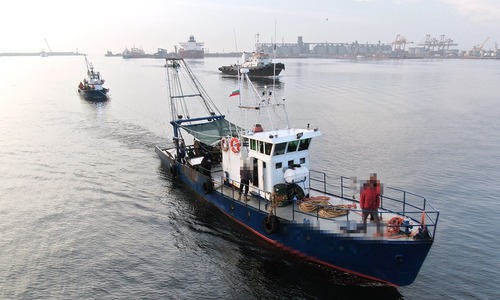 Trei pescadoare bulgăreşti au fost prinse în timp ce pescuiau ilegal în zona economică exclusivă a României în Marea Neagră/ La bordul acestora autorităţile au găsit calcan şi rechin/ Navele şi membrii de echipaj au ajuns în Portul Constanţa - FOTO, VIDEO