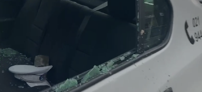 Incident la Pasajul Unirii - Un bărbat a atacat cu bucăţi de piatră cubică echipajul Poliţiei Locale - VIDEO