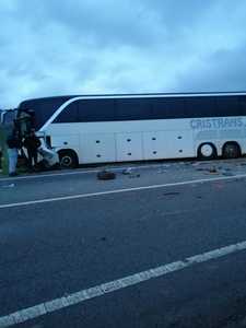 Vaslui: Un autocar cu 35 de persoane la bord şi un autoturism s-au ciocnit în zona localităţii Târzii/ Un bărbat a fost transportat la spital - FOTO