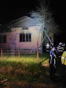 Satu Mare: Un bărbat de 60 de ani a murit, după ce casa i-a fost cuprinsă de flăcări / Bărbatul a fost surprins dormind, iar focul a pornit de la o ţigară
