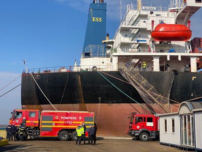UPDATE - Explozie la o navă aflată în Şantierul Naval Midia/ Trei persoane au fost rănite, una dintre ele fiind transportată la spital/ Deflagraţia, în urma unei acumulări de gaze, în timpul lucrărilor de reparaţie/ Precizările Autorităţii Navale