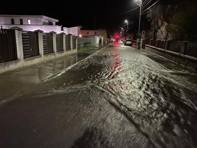 Cluj: Intervenţia pompierilor pentru evacuarea apei din curţi şi gospodării inundate după o avarie, în comuna Floreşti, finalizată după aproape 14 ore - VIDEO