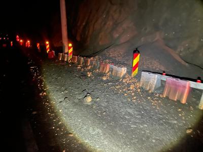 UPDATE - Vâlcea: Traficul pe centura oraşului Călimăneşti, oprit din cauza unor noi căderi de pietre, a fost reluat - VIDEO