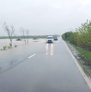 Restricţi de viteză pe două drumuri naţionale din Caraş-Severin, din cauza acumulărilor de apă de pe carosabil / Cod portocaliu de inundaţii

