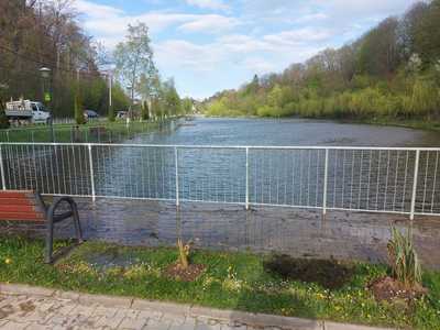 Prahova: Intervenţie a pompierilor pentru reducerea nivelului apei din lacul din Câmpina, care a inundat o parcare din apropiere/ Se lucrează pentru a preveni inundarea unor locuinţe - VIDEO