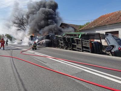 Hunedoara: Accident rutier urmat de incendiu la un TIR care transporta autoturisme noi/ Toate cele opt maşini au fost distruse - FOTO, VIDEO