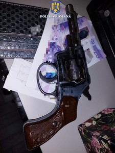 Constanţa: Percheziţii la locuinţele unui bărbat căutat de autorităţile din Germania pentru evaziune fiscală/ Poliţiştii au găsit un pistol şi 26 de cartuşe/ Bărbatul a fost reţinut