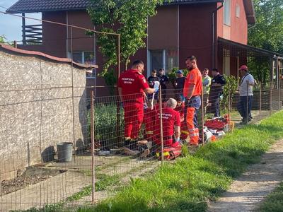 Hunedoara: Un bărbat a murit electrocutat în timp ce tăia iarba cu o coasă electrică