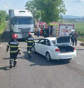 Botoşani: Accident rutier în care au fost implicate un autoturism şi un microbuz/ O fetiţă şi un bărbat au avut nevoie de îngrijiri medicale - FOTO