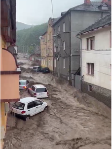 În Caraş-Severin au fost inundate 23 de gospodării şi a fost nevoie de decolmatarea unui podeţ / La Reşiţa, unde o viitură a luat mai multe maşini, apele sunt în retragere