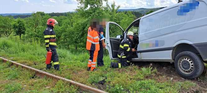 Argeş: Un tren în care se aflau 15 călători a lovit un autoturism / În urma evenimentului nu sunt persoane rănite