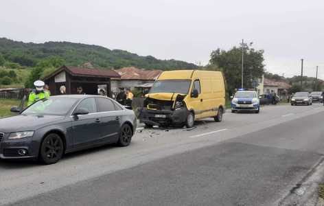 UPDATE - Vâlcea: Accident între două maşini, nouă persoane având nevoie de îngrijiri medicale / Precizările poliţiştilor 