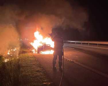 Dâmboviţa: Incendiu la un autoturism care circula pe A 1, sensul către Bucureşti / Maşina era echipată cu instalaţie GPL - FOTO