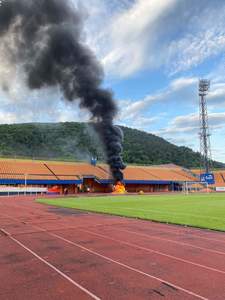 Incendiu în interiorul Stadionului ”Ceahlăul” din Piatra Neamţ, provocat de jocul unor copii cu focul - FOTO