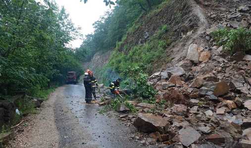 Cluj: Căderi de pietre de pe versant, pe un drum judeţean în apropiere de Lacul Tarniţa