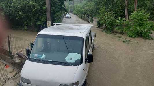 Inundaţii în judeţul Argeş/ Două femei blocate într-un autovehicul, salvate de pompieri