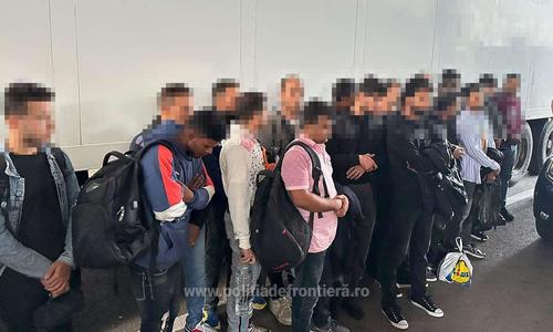 Peste 90 de cetăţeni străini au fost găsiţi de poliţiştii de frontieră de la Nădlac II în timp ce încercau să treacă ilegal graniţa în Ungaria/ Ei erau ascunşi în trei mijloace de transport
