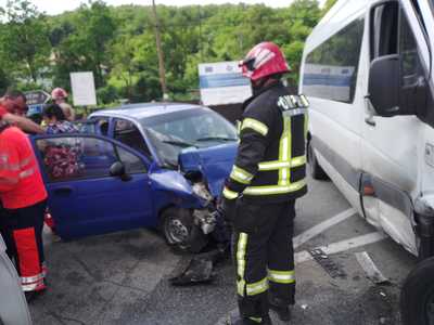 Accident în care au fost implicate un microbuz şi un autoturism, la Râmnicu Vâlcea/ Au fost implicate zece persoane, două fiind transportate la spital - FOTO