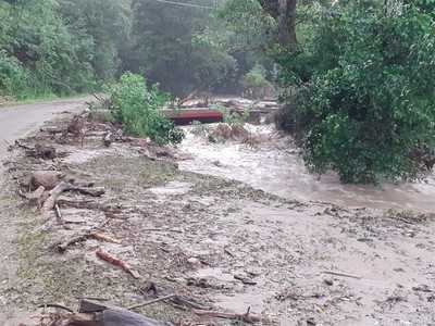Hunedoara: 33 de localităţi afectate de viituri, în urma ploilor abundente / 23 de persoane au fost evacuate din calea apelor