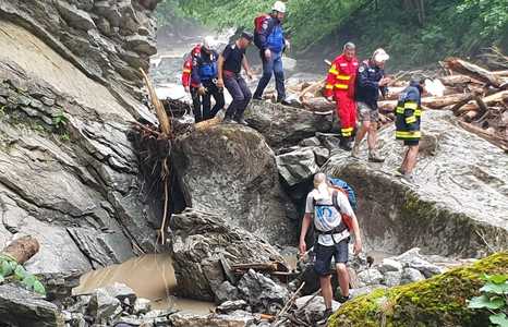 Vrancea: Patru turişti surprinşi de o ploaie torenţială pe un traseu montan

